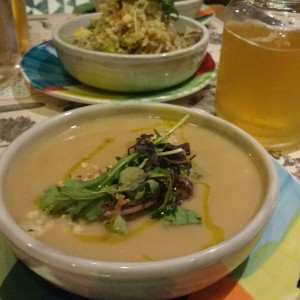 sopa de coliflor y manzana, al fondo tabule de quinoa