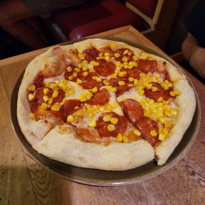 pizza peperonni con extra de maíz 