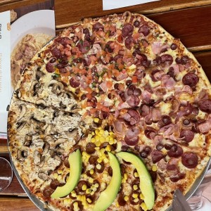 Pizza colombiana y 3 sabores adicionales en 1/4