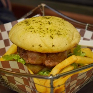 Burger Michigan (carne envuelta en tocineta y rellena de queso cheddar) 