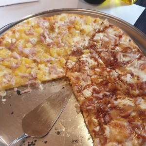 Pizza hawaiana y pollo bbq 