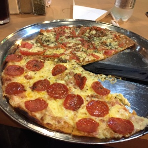 Pizza media napolitana y peperoni tocineta