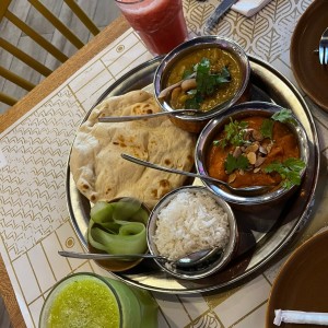 Curry camarones, pollo makhani, naan y arroz