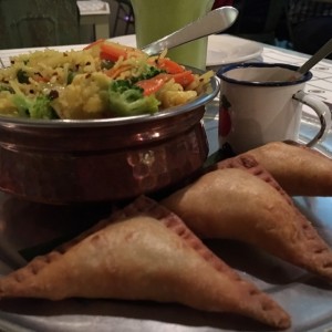 samosas y arroz pasmati con vegetales