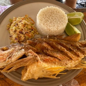 pescado frito y arroz con coco