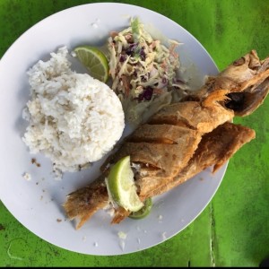 pescado frito con arroz con coco y ensalada de repollo 