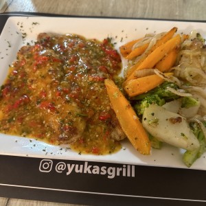 Filete de corvina al ajillo con vegetales salteados 