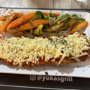 Milanesa de filete de res con vegetales salteados 