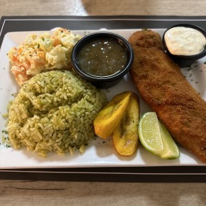 Fliete de pescado apanado con arroz y ensalada 