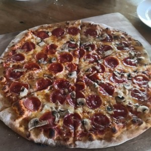 Pizza de peperoni y hongos 