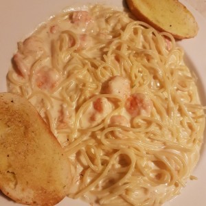 espaguetis en salsa blanca con camarones