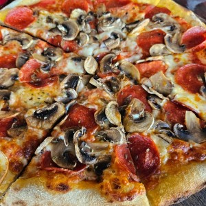 Pizza de Pepperoni con hongos