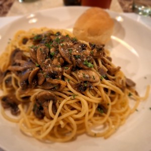 Spaghetti aglio olio e funghi