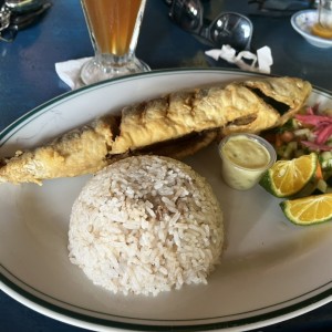 Pescado frito con arroz con coco
