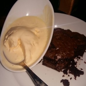 Brownie con helado. 