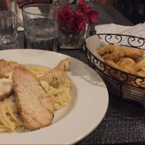 chicken fingers y pasta carbonara