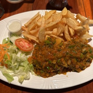 Filete de corvina a la criolla con papas 