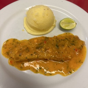 Filete de corvina al ajillo con pure