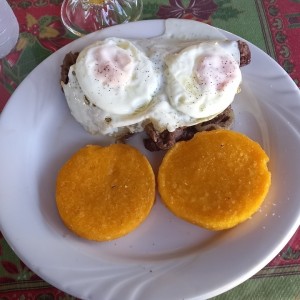 bistec a caballo con tortillas