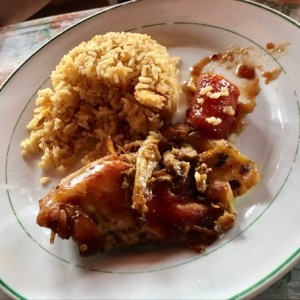Pollo al curry, arroz con guandu y platano en tentacion