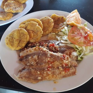 Filete de Corvina al ajillo con patacones y ensalada