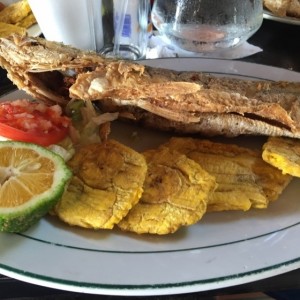 Pescado Frito con Patacones 