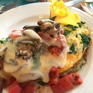 omelette con espinacas tomates y hongos 