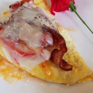 omelette de vegetales con queso y bacon