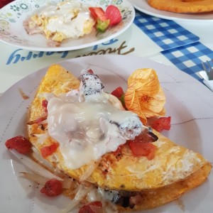 omelet de bacon, queso y vegetales