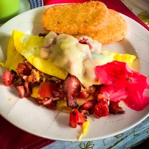 omelette de queso, bacon y vegetales con papas ralladas