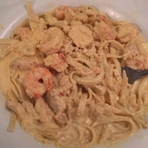 Fetuccini en salsa blanca con camarones y pollo