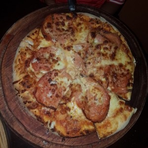 pizza de peperoni con queso