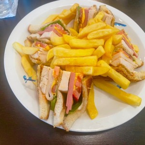 Emparedado de Club Sandwich con Papas Fritas