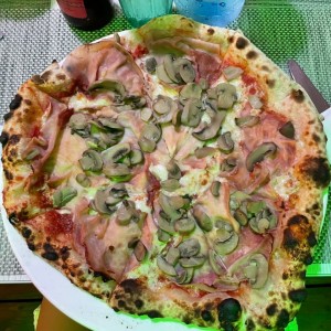 pizza prosciutto fungi