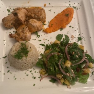 Pollo con pure y arroz y ensalada 
