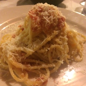 Pasta en crema de ajo y tomates frescos con parmesano