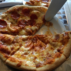 Pizza de queso y pepperoni