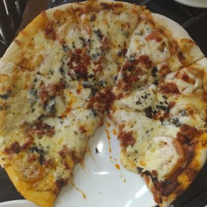 pizza de tocino, albaca y tomate (zapote)