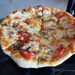 Pizza de Chorizo con Albahaca y Doble Queso