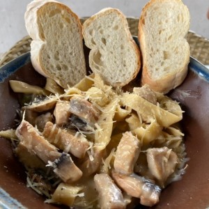 Chicken and mushrooms fetuccini