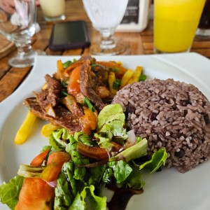 lomo salteado con arroz con guandu y coco y ensalada