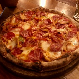Pizza de pepperoni con salami