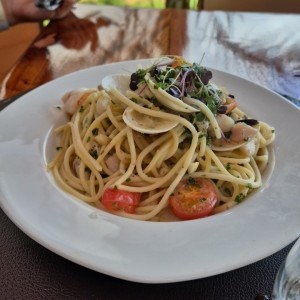 Spaghetti Marisco Mixto,Tomates Cherrys aderezos de vino Blanco