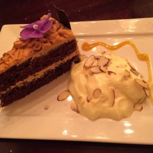 torta de chocolate caramelo con mouse de vainilla y almendras 