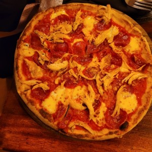 Pizza de queso, pepperoni y pollo