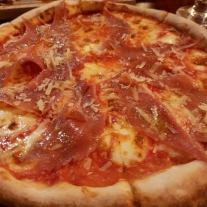 pizza con prosciutto y parmesano 