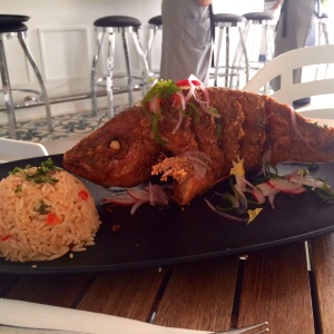 Pargo frito con arroz con coco