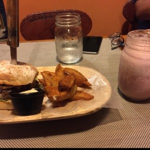 Hamburguesa 50/50 y Batido de Fresa