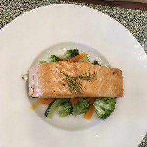 salmon en salsa de maracuya con vegetales 