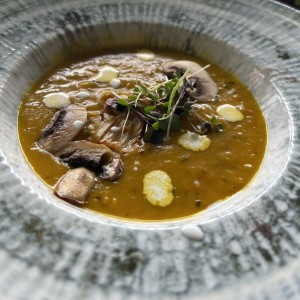 Sopa de lentejas, soya, miso, leche de coco